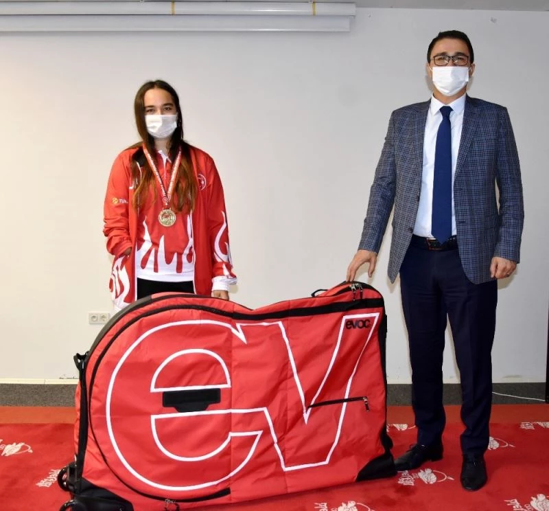 Milli sporcu Miray Ulaş’a malzeme desteği
