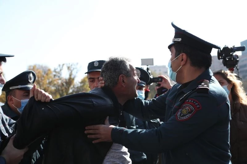 Ermenistan’da muhalefetin mitingi başlamadan gözaltılar başladı
