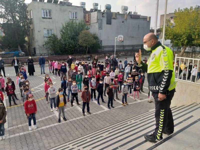 Öğrencilere trafik dedektifi eğitimi verildi
