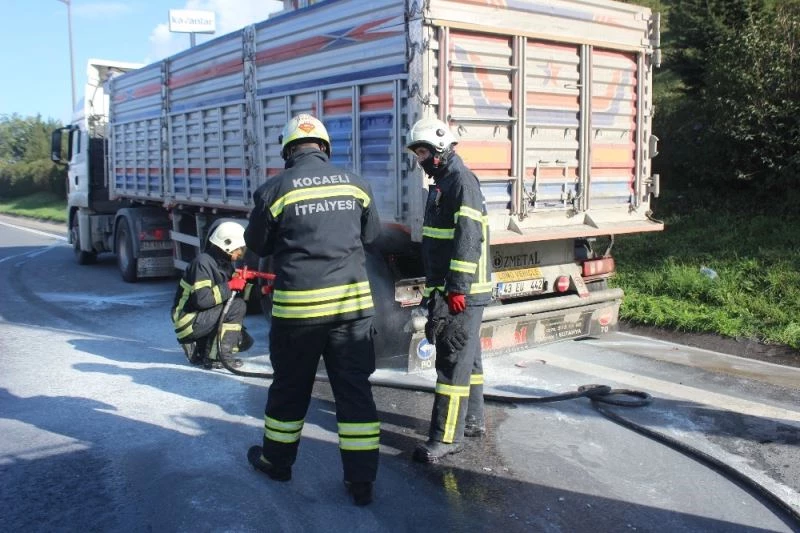 Balataları tutuşan tırı yanmaktan itfaiye ekipleri kurtardı
