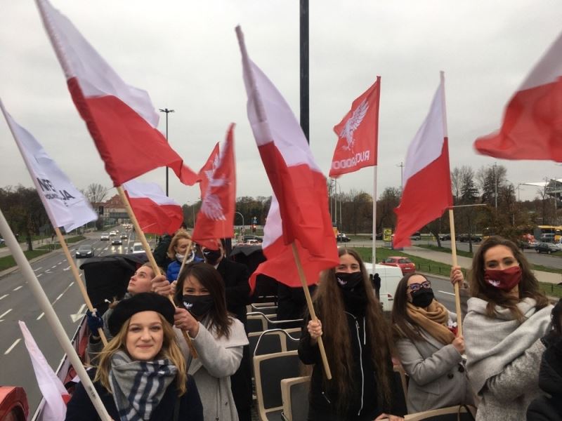 Polonya’da Bağımsızlık Günü yürüyüşünde aşırı sağcılar polisle çatıştı
