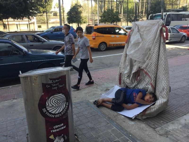 Savaşın çocuğu atık kağıt toplarken uyuyakaldı
