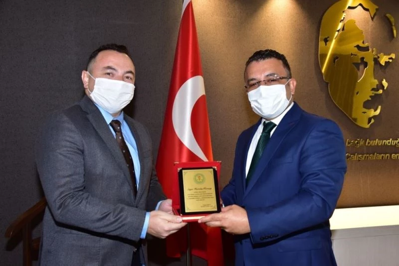 İzmir depreminde görev alan daire başkanlıklarına teşekkür plaketi
