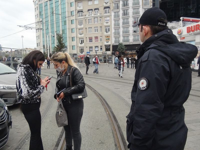 Taksim’de maske takmadıkları için ceza yiyen kadınlar, gazetecilere saldırdı
