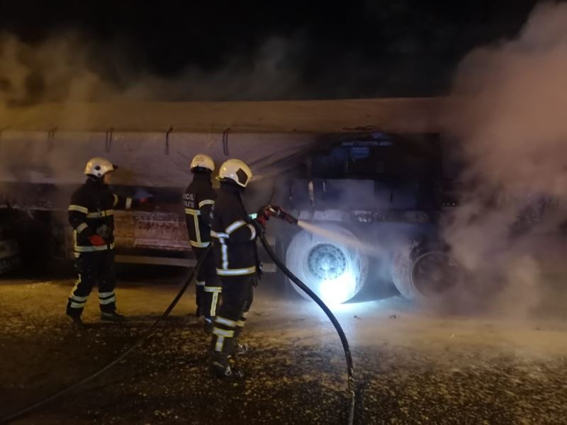 Lastiği patlayınca alev alan tırı yanmaktan itfaiye kurtardı
