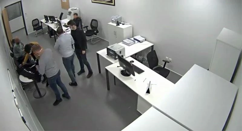 Vücuduna sardığı 100 telefonla İstanbul Havalimanı’nda yakalandı
