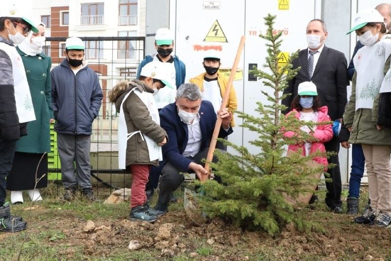 “Geleceğe Nefes” için fidanlar Dilovası’nda toprakla buluştu
