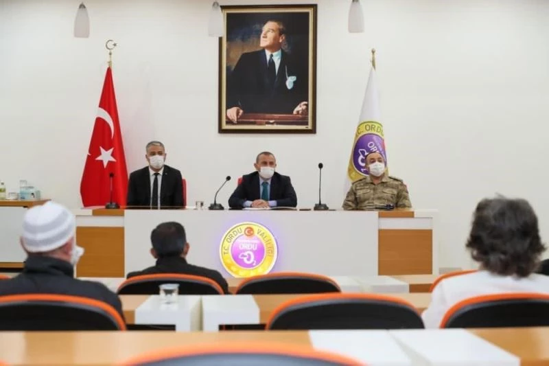 Vali göçmenlerle bir arada
