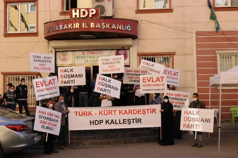 HDP yöneticilerinin ’Seçilmiş delegelerimizin isimleri var’ dediği defterde farklı kategorilerde aranan teröristler çıktı
