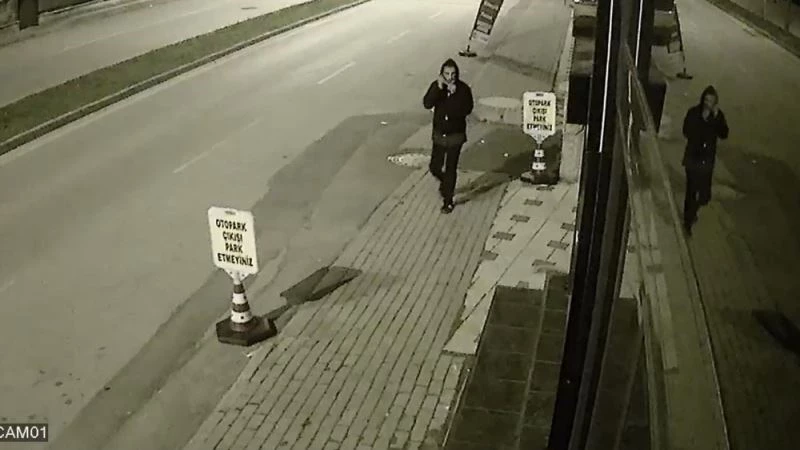 Maskesini taktı, inceledi ve çaldı
