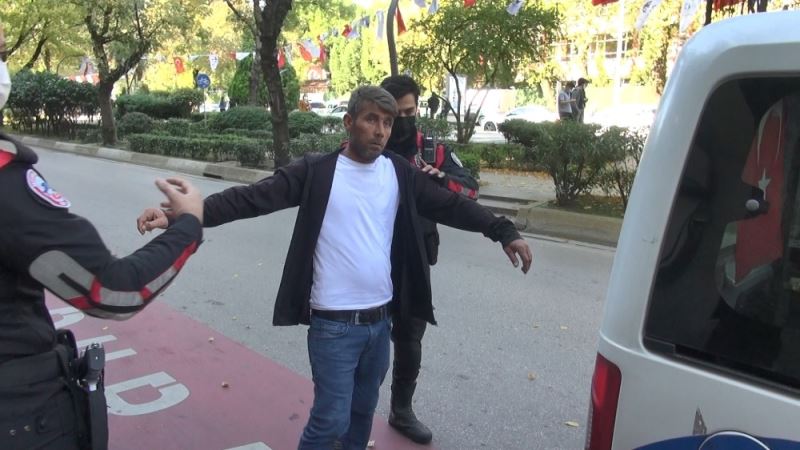 Maske takmayı reddeden şahıs polise direnince gözaltına alındı
