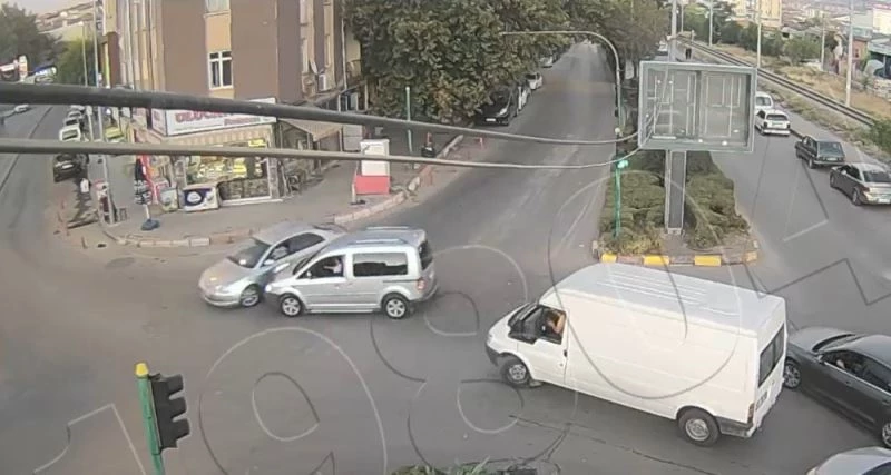 Kırıkkale’de dikkatsiz sürücülerin kaza anı kamerada
