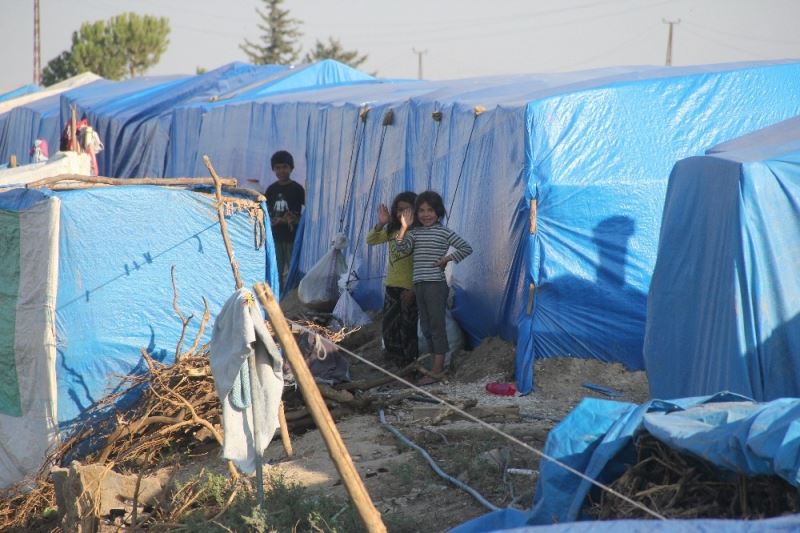 Polisten çadırda yaşayanlara baza ve yatak yardımı
