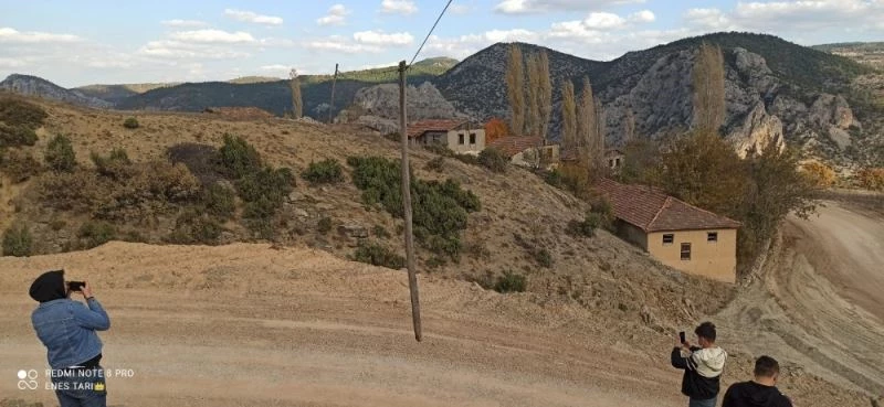 Fıkra gibi olay, telefon telleri direği taşıyor
