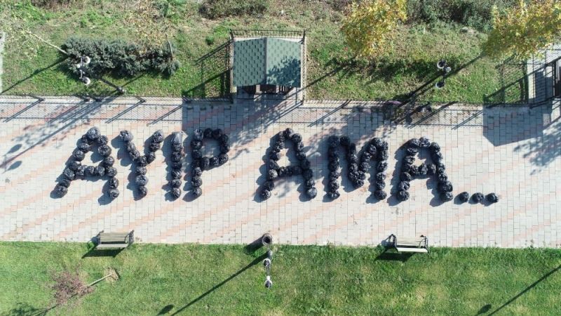 Toplanan çöplerle “Ayıp Ama” yazdılar
