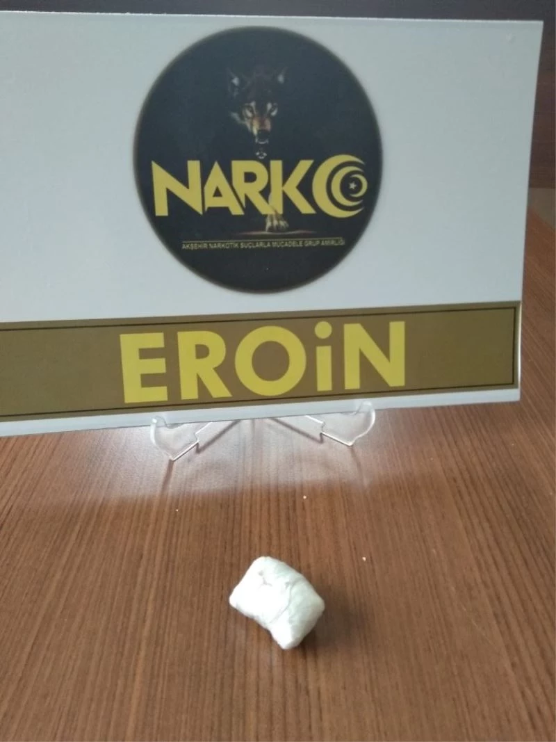 Yakalanmamak için otostop çeken şahıs eroinle yakalandı
