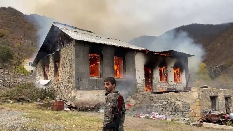 Dağlık Karabağ’da yenilgiyi hazmedemeyen Ermeniler Kelbecer’de evleri yaktı
