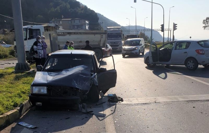 Parçalanan otomobilden yara almadan kurtuldu
