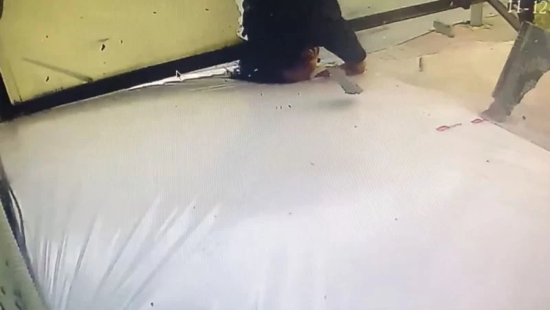 (Özel) İstanbul’da dehşet anları kamerada: Genç kadını sünger kurtardı
