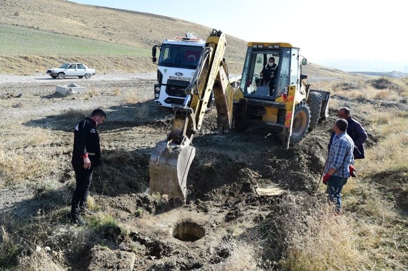 Foseptik çukuruna düşen eşek kurtarıldı
