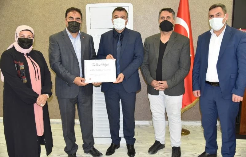 Başkan Yazlık’tan Sağlık Müdürü Sünnetçioğlu’na teşekkür belgesi
