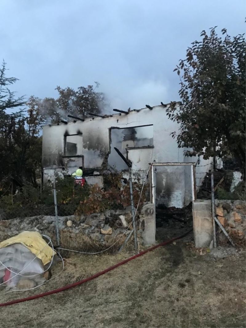 Kızılcahamam’da çıkan yangında bir ev tamamen yandı
