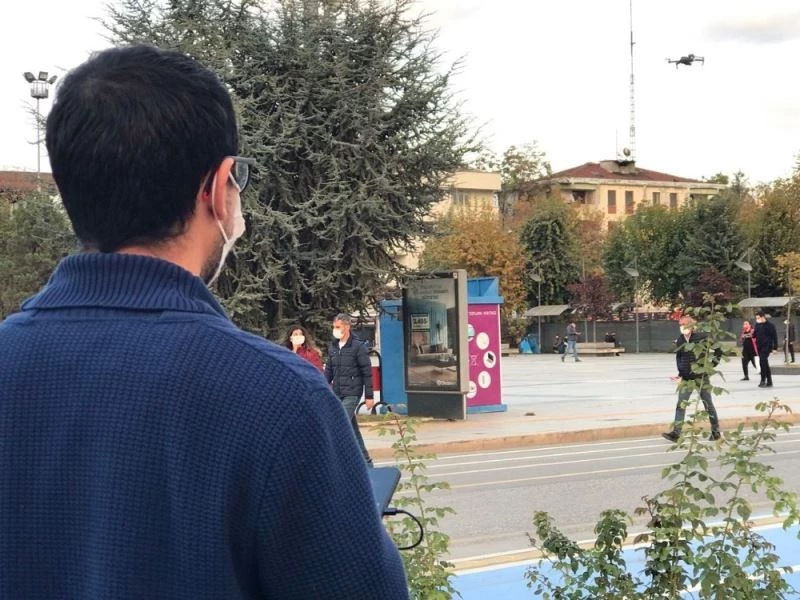 Yerde araçla havada drone ile anons yapılıp vatandaş uyarıldı
