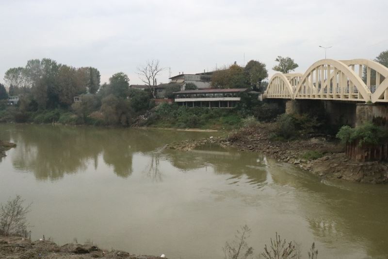 Sakarya Nehrinde balıkçılar tarafından balçığa saplanmış erkek cesedi bulundu
