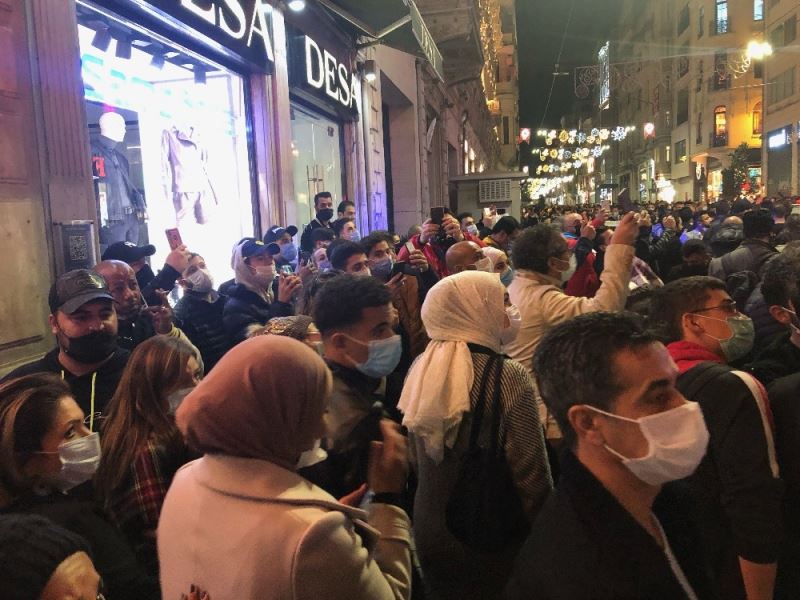 Taksim’de bir pasajın ikinci katına çıkan şahıs elindeki jiletle intihara kalkıştı
