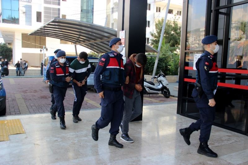 Antalya’da girdikleri bahçeden 7 bin TL değerinde avokado çalan 3 şüpheli yakalandı
