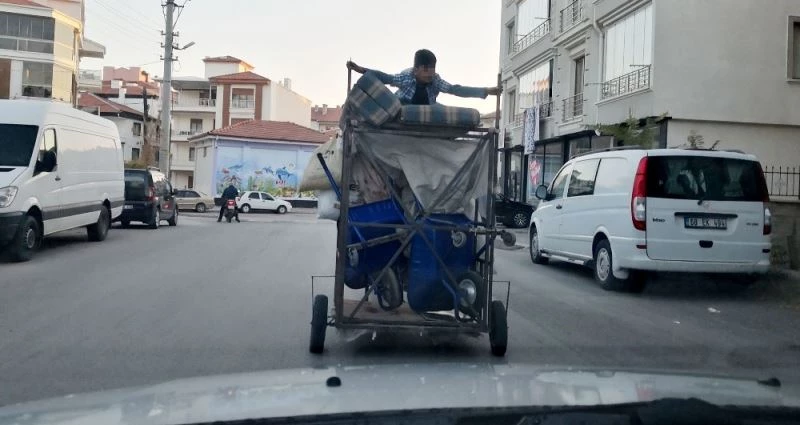 Motosikletin römorkunda tehlikeli yolculuk
