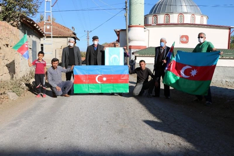 Azerbaycan’ın zaferi sonrası köylerini bayraklarla donattılar
