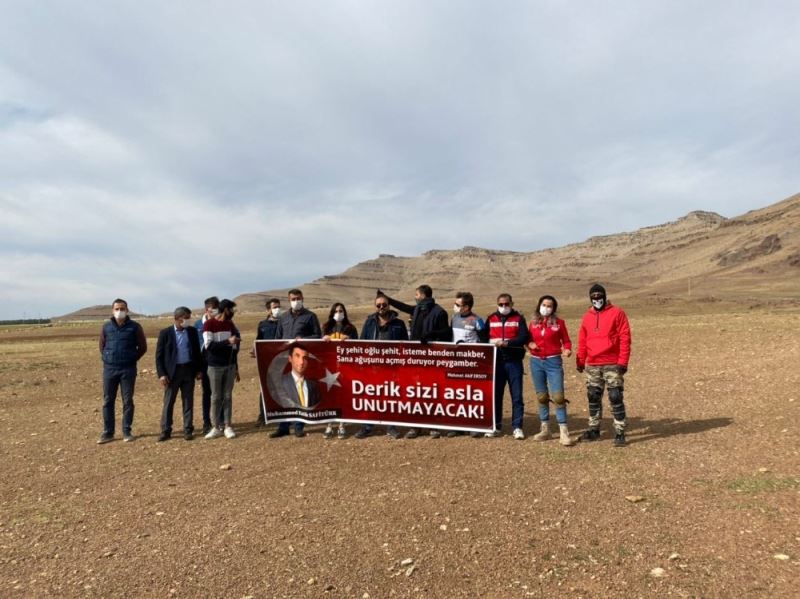 Derik’te şehit Kaymakam Safitürk için yamaç paraşütü etkinliği yapıldı
