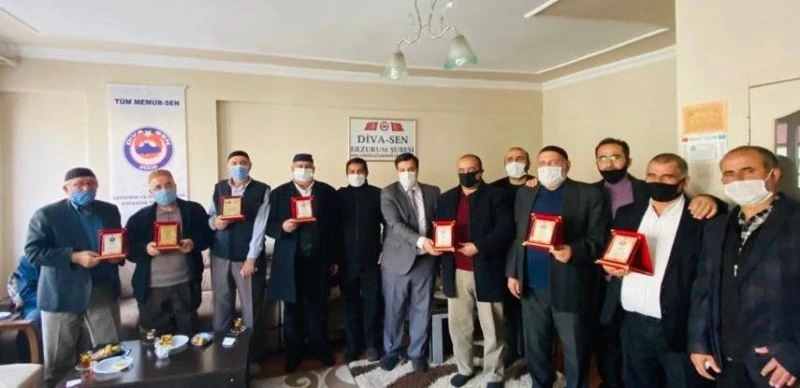 Diva-Sen’den emekli imamlara vefa plaketi
