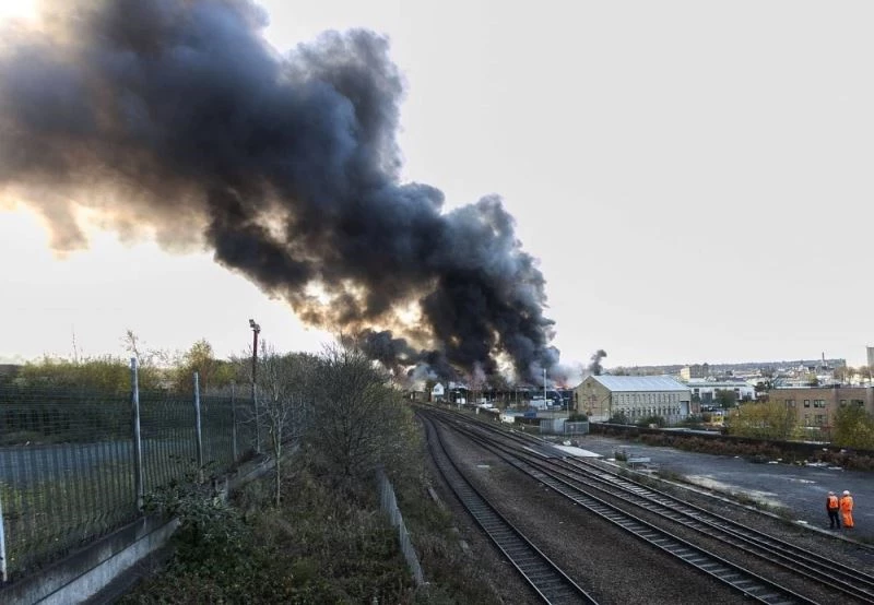 İngiltere’de yangın nedeniyle okullar kapandı, ulaşım aksadı
