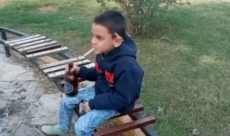 Küçük çocuğun eline içki, sigara verip o anları kaydettiler

