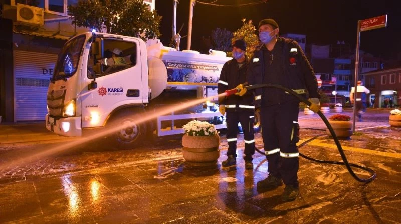 Karesi Belediyesi çarşıyı deterjanla yıkadı
