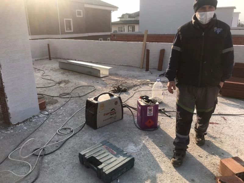 İşçiler öğle molasına çıkınca hırsızlar inşaatı soydu
