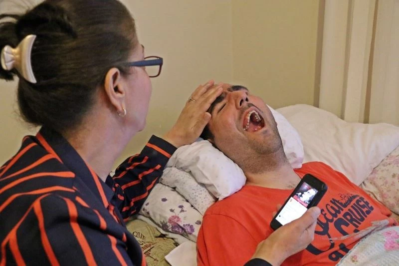 Aşığı olduğu sanatçının geleceğini duyan engelli gencin sevinç tepkileri
