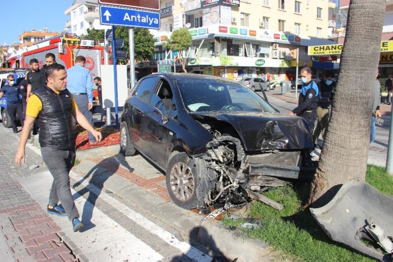 Alanya Kestelsporlu futbolcu kaza yaptı: 2 yaralı
