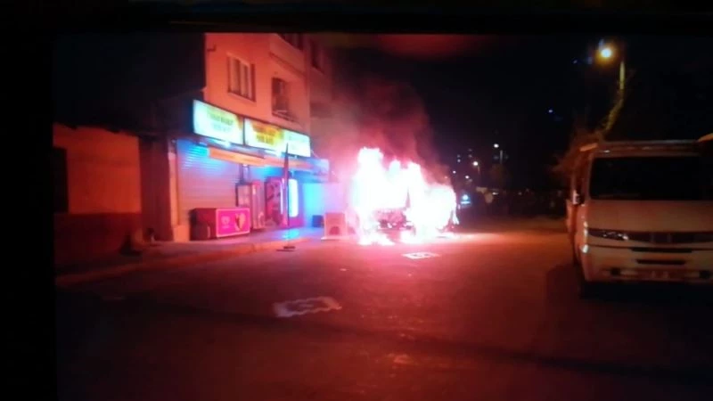 Park halindeki araç önce alev aldı ardından patlamalar oldu
