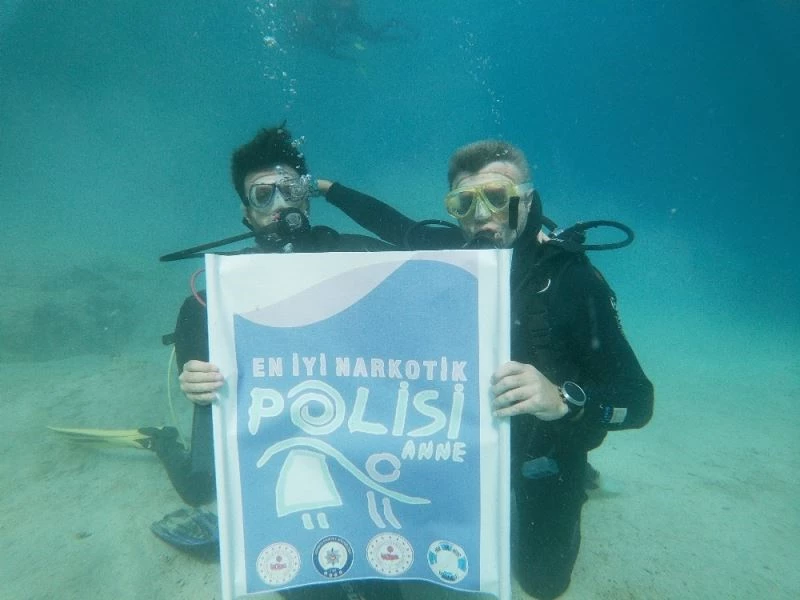 Suyun altında uyuşturucuyla mücadele pankartı
