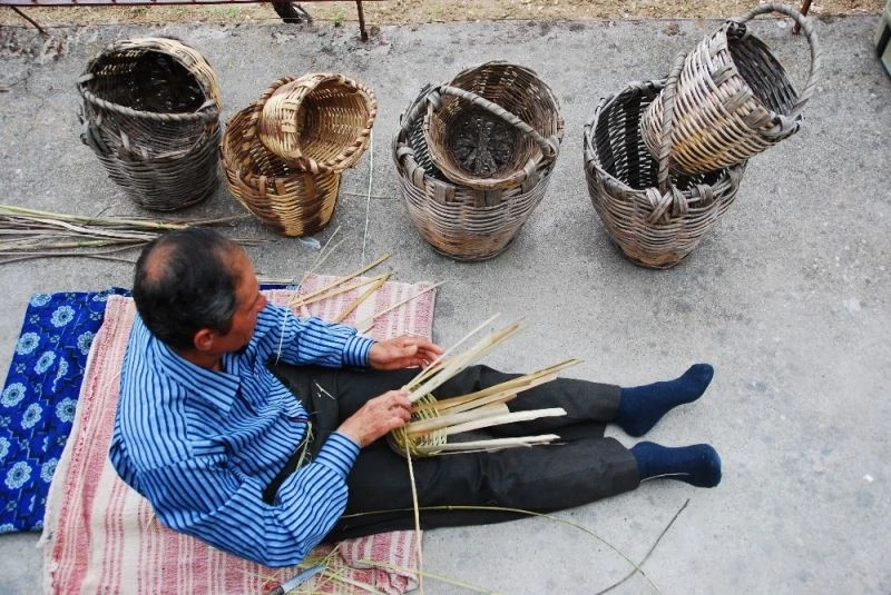 Hayıt ve kargı dallarından yapılan sepetler plastik kovalara direniyor
