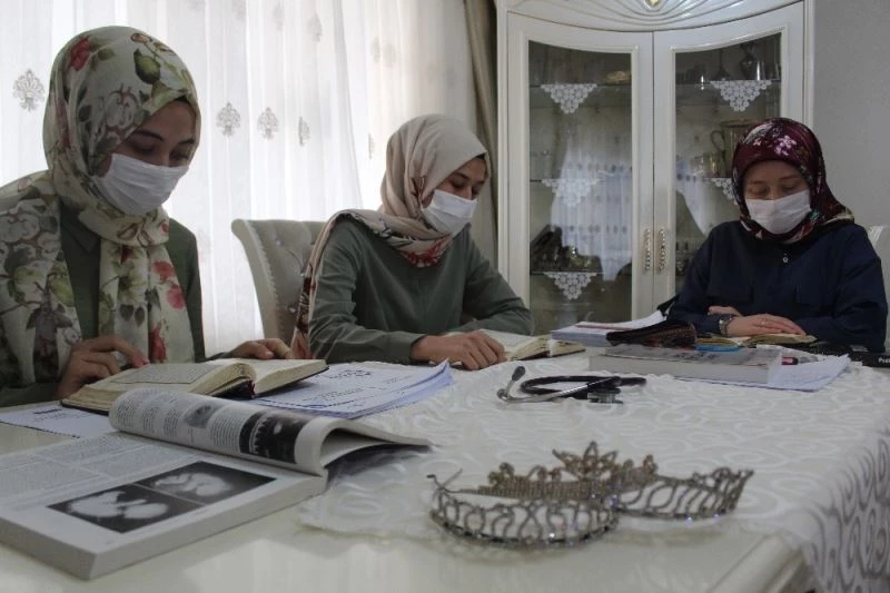 Hafız kız kardeşler annelerinin doktorluk hayalini gerçekleştirecek
