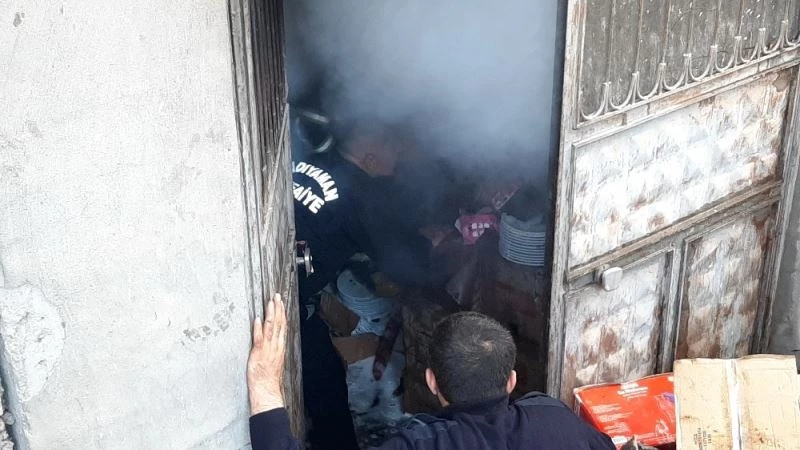 Yangında mahsur kalan işçiler iskeleden indi
