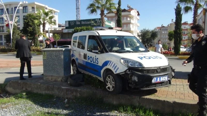 Kural ihlali yapan meşrubat kamyonu sürücüsü polis ekibine kaza yaptırdı
