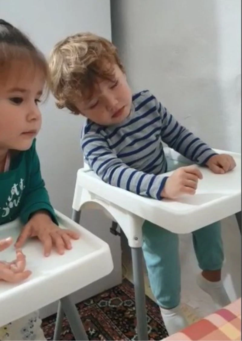 Yemek masasında uyuyakalan Aslan bebek
