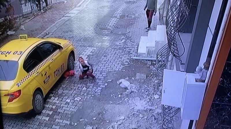 Esenyurt’ta feci kaza, 4 yaşındaki çocuğun üstünden ticari taksi geçti
