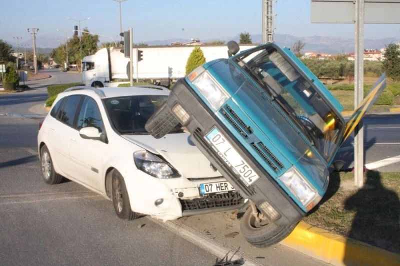 Antalya’da yürekleri ağızlara getiren trafik kazası
