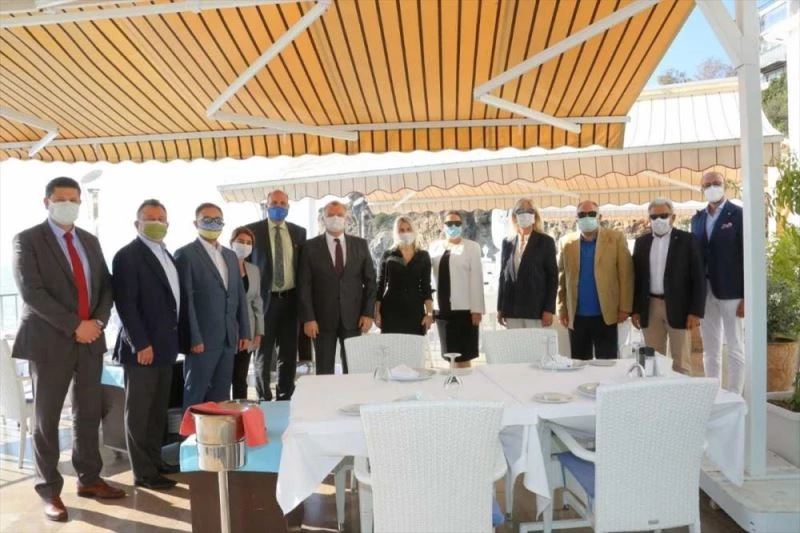 Akdeniz Üniversitesi Rektörü Özkan, fahri konsolonslarla biraraya geldi